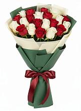 Букет Микс из красных и белых роз в Ремонтном