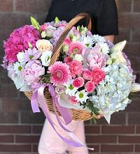 Цветочная композиция из Розы, Хризантемы, Пионы и Лизиантусы в корзине в Ремонтном