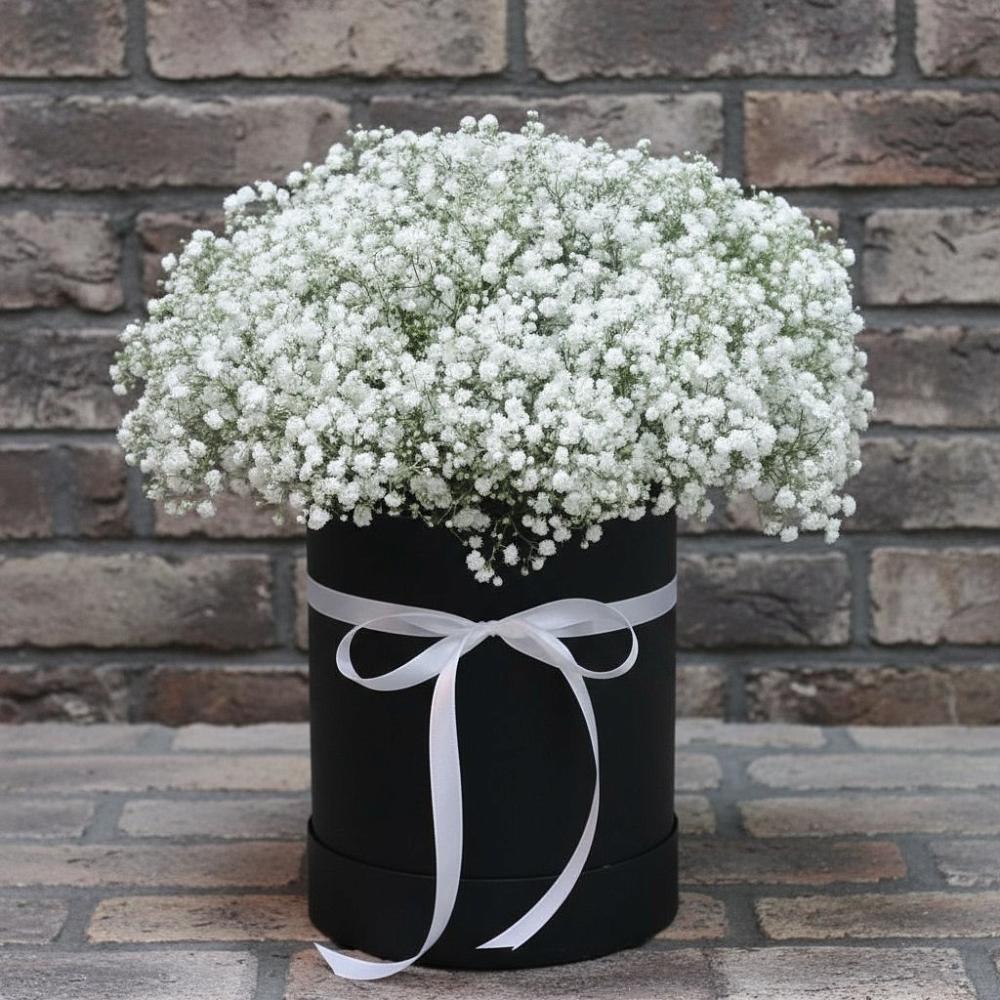 Цветочная композиция из Гипсофила в шляпной коробке в Ремонтном