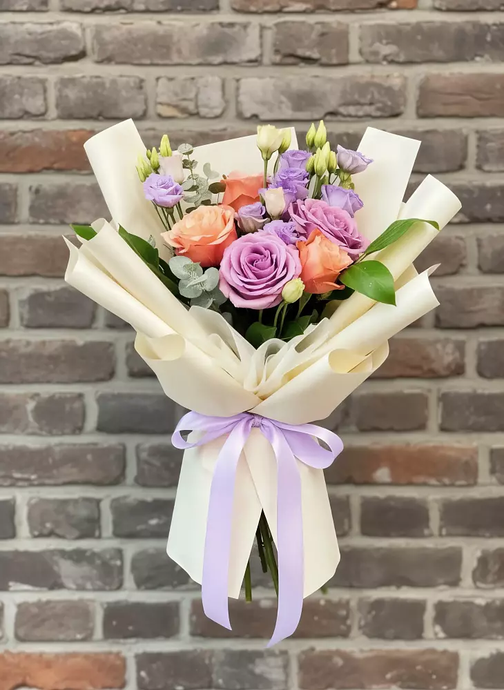 Букет цветов из: Лизиантусы и Розы в Ремонтном