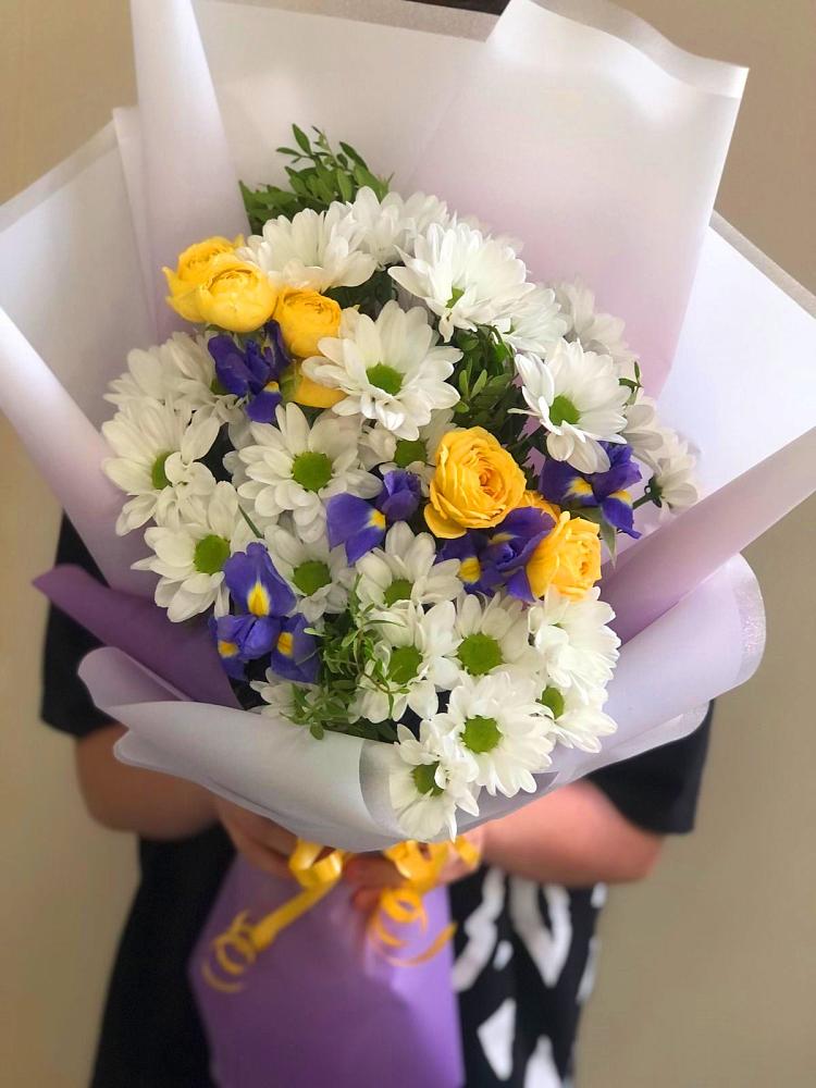 Букет цветов из: Ирисы, Хризантемы и Розы в Ремонтном