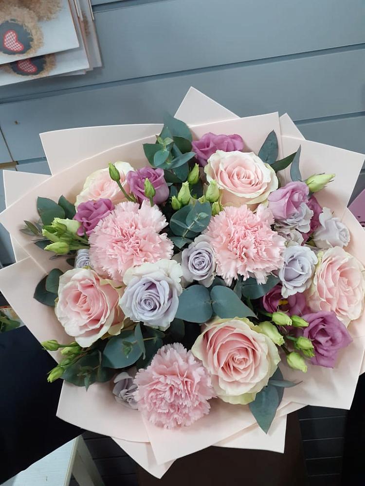 Букет цветов из: Розы, Гвоздики и Лизиантусы в Ремонтном